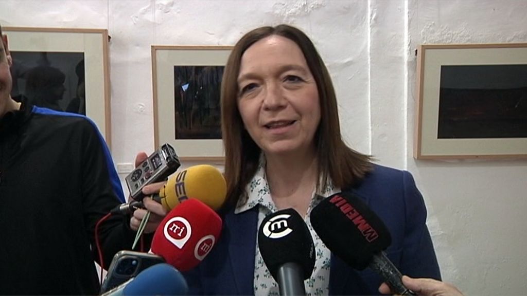 La alcaldesa, Rosa Melchor, visita la exposición del Instituto de la Mujer “Mujeres Leyendo”