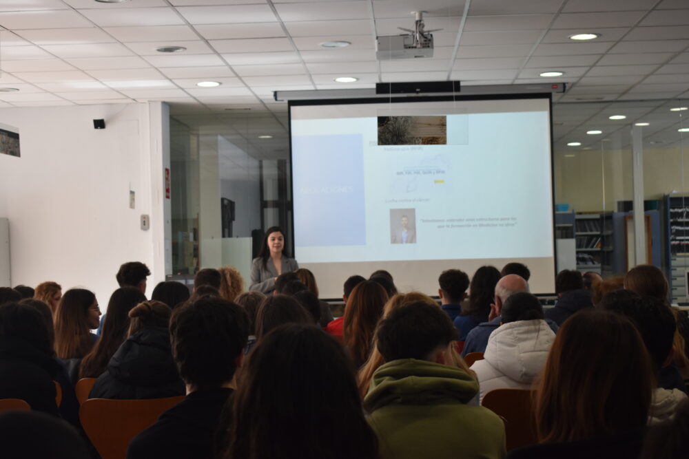 Laura Sobrino incentiva a las jóvenes a elegir carreras universitarias científicas en la charla "Mujer y Ciencia"