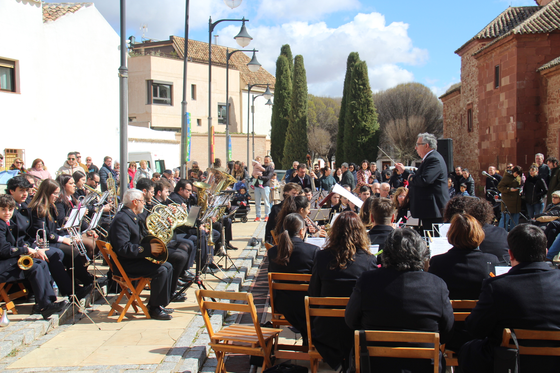 Un soleado Atrio de Santa María da la bienvenida al concierto con motivo de la Media Fiesta de Moros y Cristianos