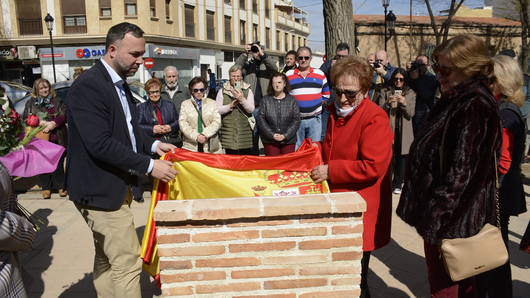 Una placa instalada junto al parque de la Constitución “honra la memoria” del tomellosero Florencio Aguado, asesinado en los atentados del 11 M