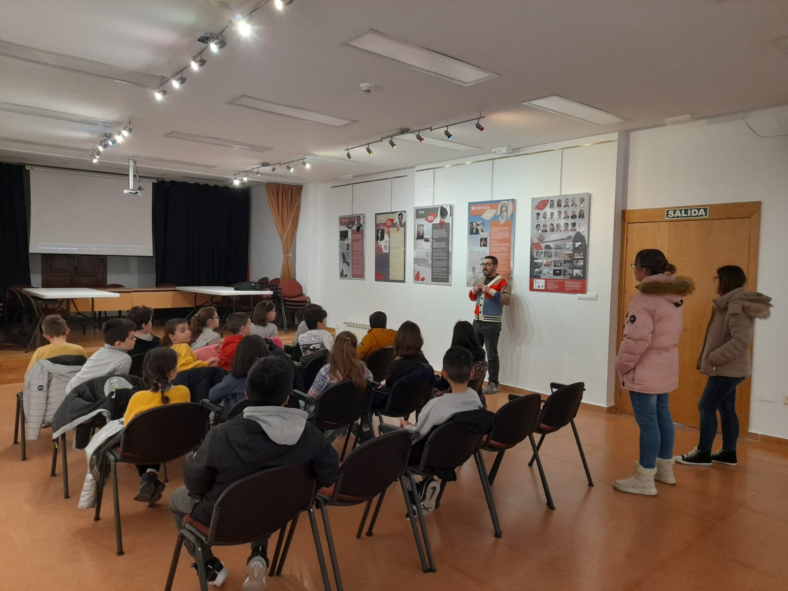 Visitas de los alumnos del CEIP Melquiades Hidalgo a la exposición «Las mujeres en la narrativa de Delibes» – Cabezón de Pisuerga
