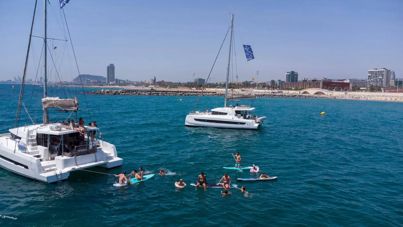 Experiencias náuticas personalizadas, la propuesta de Sondevela para navegar en catamarán por Barcelona